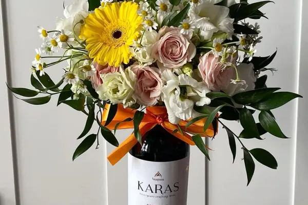 Bottiglia di Vino con Fiori